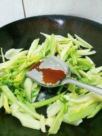 素炒芹菜的做法步骤4
