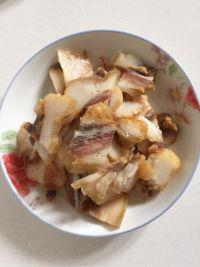 葱瓣儿荆芥炒腊肉的做法步骤1