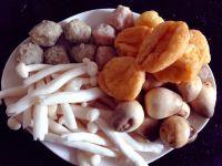 丸子鱼腐菌菇煲的做法步骤1