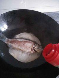 豆腐烧鱼的做法步骤7