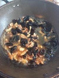 五花肉炒黑木耳的做法步骤7