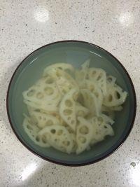 胡萝卜藕片小炒的做法步骤2